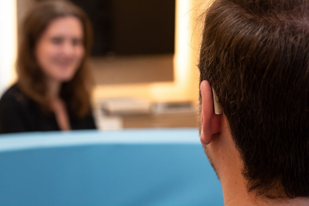 Mann mit Hörgerät im Gespräch