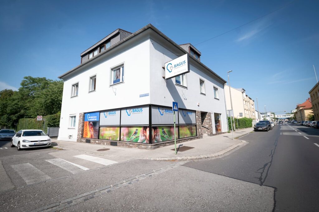 Außenansicht des Bagus Hörgeräte Fachgeschäfts in Wels an einer Straßenecke
