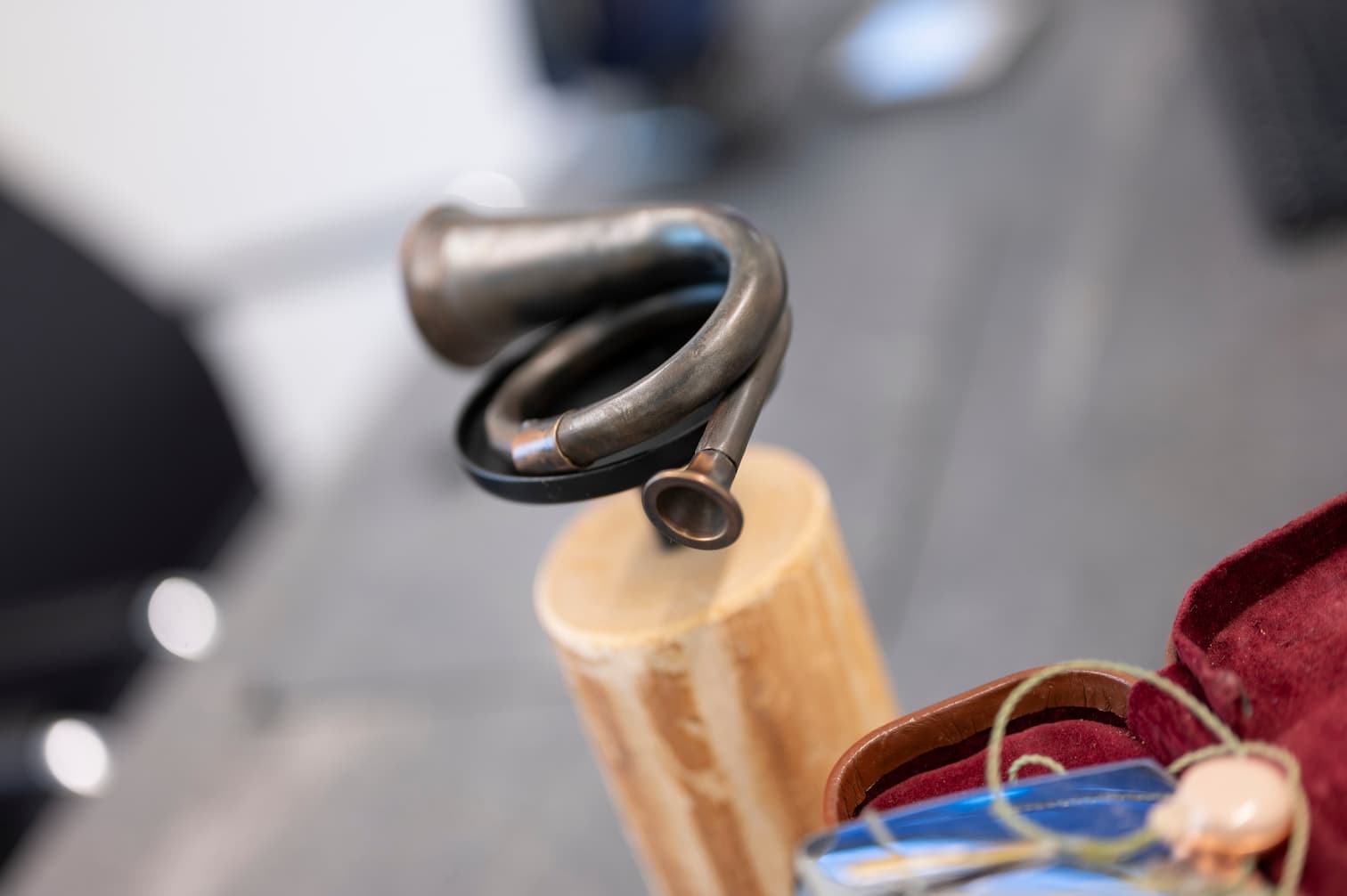 Altes Hörrohr aus Metall als Vorläufer moderner Hörgeräte