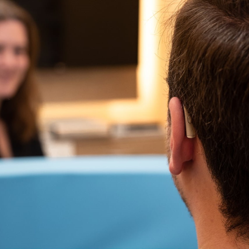 Mann mit Hörgerät im Gespräch