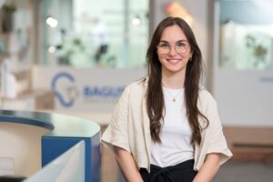 Emma Gleiß steht in der Bagus Linz Filiale