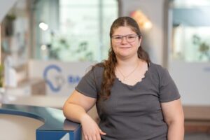 Johanna Obermair steht in der Bagus Linz Filiale