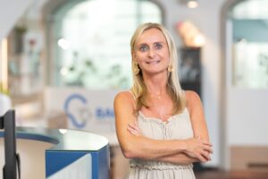 Sabine Mayr steht in der Bagus Linz Filiale