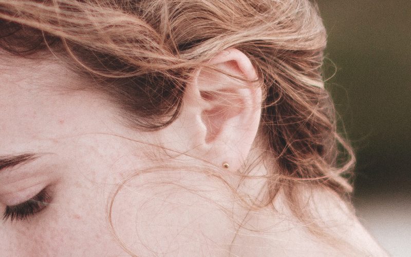 Detailaufnahme einer Frau, ihr Ohr steht im Fokus