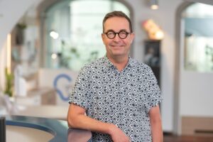 Andreas Stoffels steht in der Bagus Linz Filiale