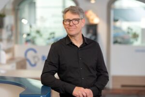 Andreas Wahl steht in der Bagus Linz Filiale