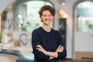 Anja Burghardt steht in der Bagus Linz Filiale