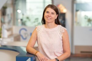 Brigitte Schinagl steht in der Bagus Linz Filiale