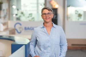 Gabi Kuplinger steht in der Bagus Linz Filiale