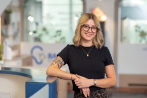 Jenny Oberhamberger steht in der Bagus Linz Filiale