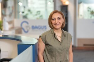 Lusine Badalyan steht in der Bagus Linz Filiale