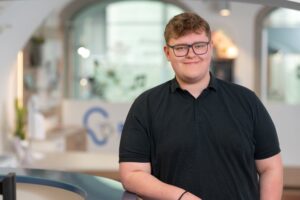 Maximilian Ullrich steht in der Bagus Linz Filiale