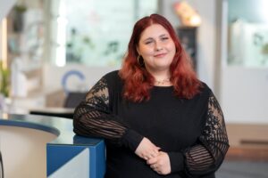 Johanna Pirklbauer steht in der Bagus Linz Filiale