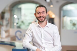 Jürgen Wolf steht in der Bagus Linz Filiale