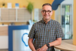 Andreas Stoffels steht in der Bagus Filiale Linz Urfahr