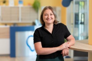 Jaqueline Siegl steht in der Bagus Filiale Linz Urfahr