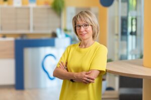 Sonja Magomedova steht in der Bagus Filiale Linz Urfahr